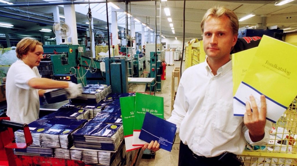 Man med informationsmaterial om fondval