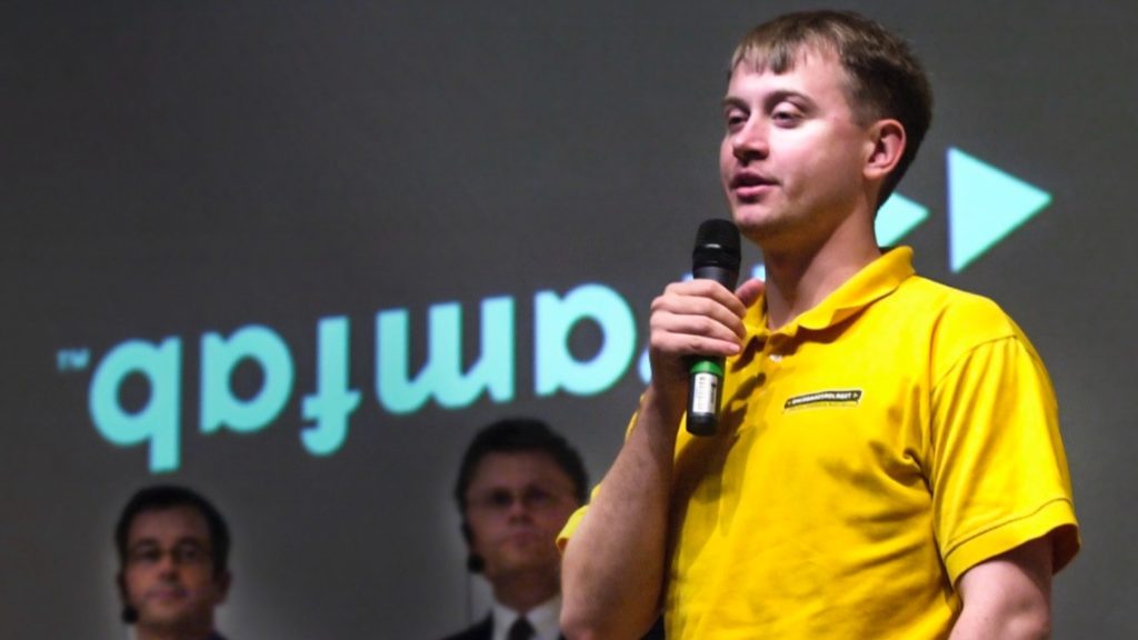 Jonas Birgersson talar på en scen