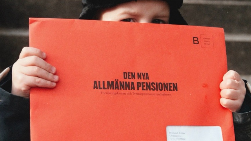 Pojke som håller ett orange kuvert