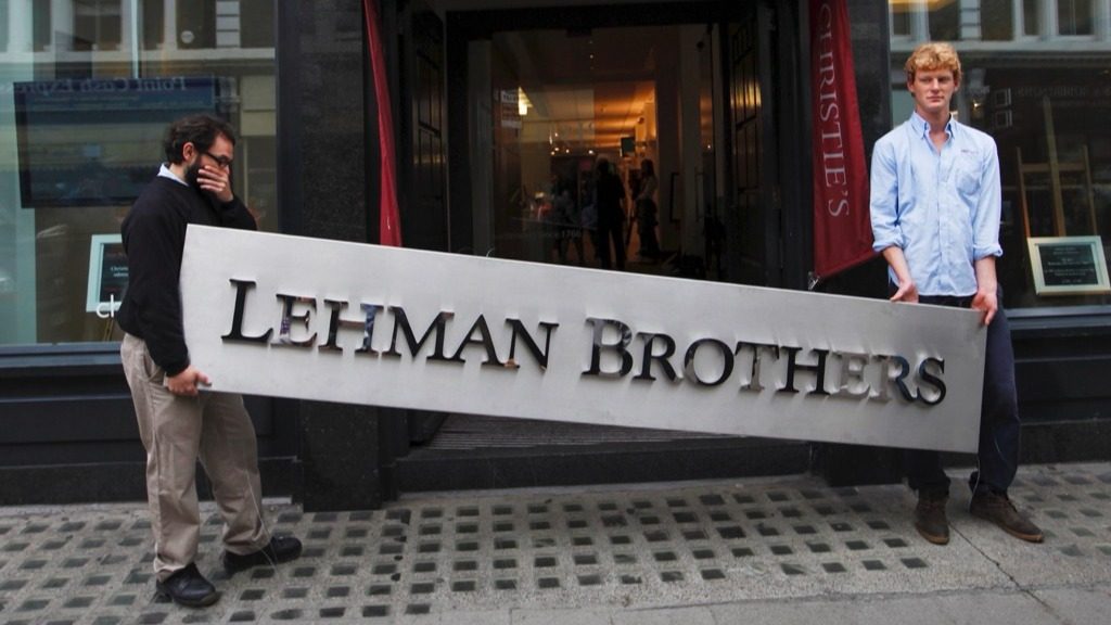 Två män tar ner Lehman Brothers skylt utanför kontoret