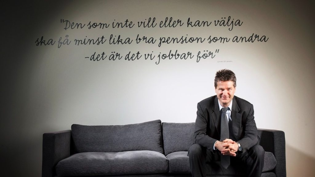 En man sitter i en soffa