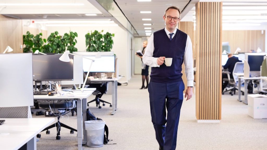 AP7s VD Pål Bergströn stående med en kopp kaffe