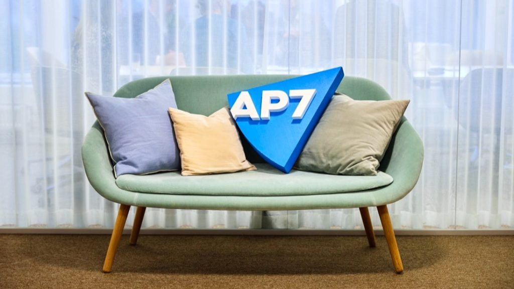 Soffa med AP7s logotyp