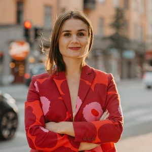 PÅ bilden: 2025 släpptes Paulinas bok "Vad fan ska vi med AI till". “Fokus ligger på hur man kan använda AI i innovation och affärsutveckling, men boken innehåller delar som är allmängiltiga – oavsett om du behöver tips privat eller i jobbet.” Foto: Jennifer Kivinen