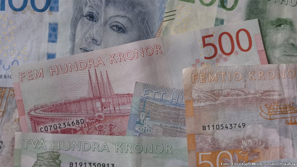 Svenska sedlar i olika valörer.