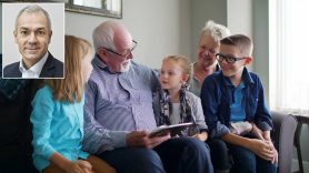 morfar och mormor pratar med sina barnbarn i en soffa om hur viktigt det är att spara pengar. Infälld i bilöden Arturo Arques, sparekonom på Swedbank Foto: Midjourney