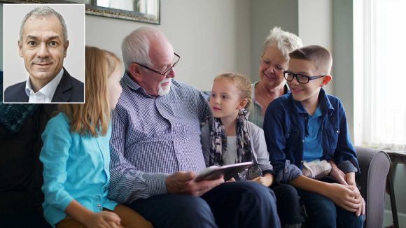 morfar och mormor pratar med sina barnbarn i en soffa om hur viktigt det är att spara pengar. Infälld i bilöden Arturo Arques, sparekonom på Swedbank Foto: Midjourney