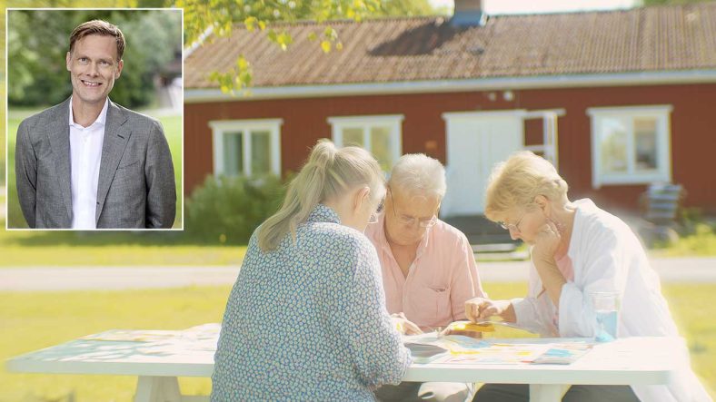 Äldre personer sitter vid ett bord utanför en stuga och pratar om pensionsfällor. Infä'lld i bilden är Dan Adolphson Björk, pensionsekonom på minpension.se