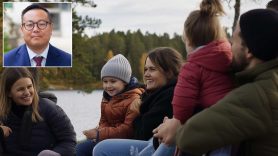 kompisar med familjer sitter på klipporna och myser, infälld i liten bild är Stefan Westerberg, pensionsekonom på LF.