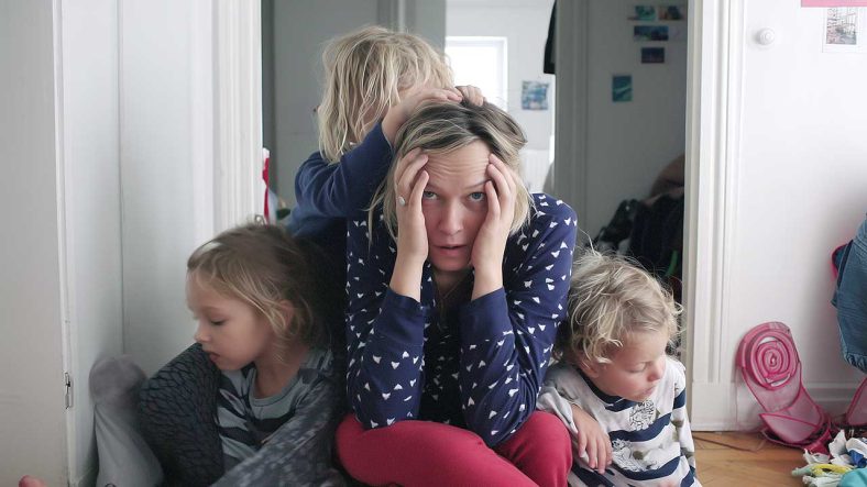 föräldraledig mamma omringad av sina barn