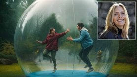 Två personer en man och kvinna, hoppar i en gigantisk såpbubbla, infälld i bilden Emma Stenström, docent Handelshögskolan.