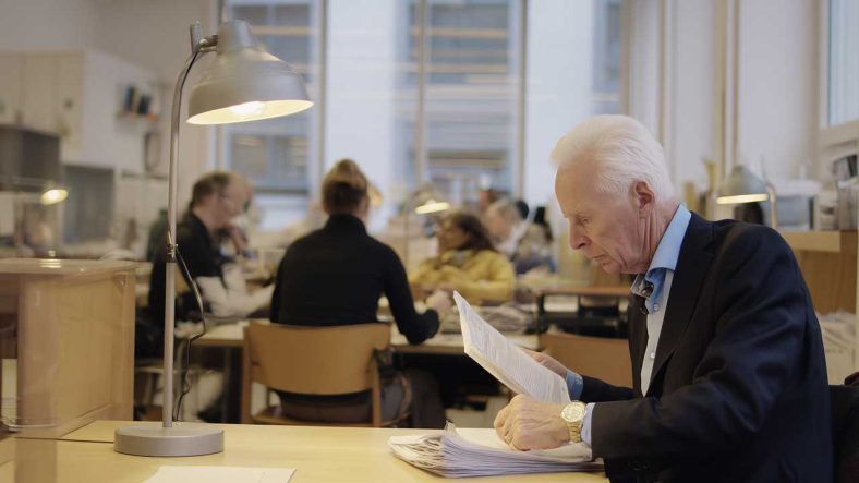 Äldre man söker jobb på arbetsförmedlingen