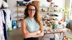 Bilden föreställer en kvinna som är egenföretagare.