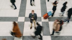 Man står bland folk och ser hur tiden rinner iväg.