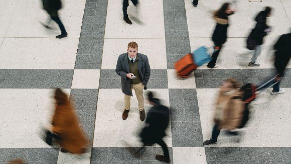 Man står bland folk och ser hur tiden rinner iväg.
