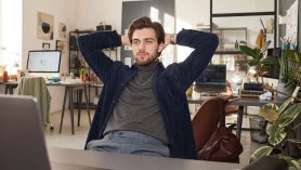 ung kille sitter framför datorn
