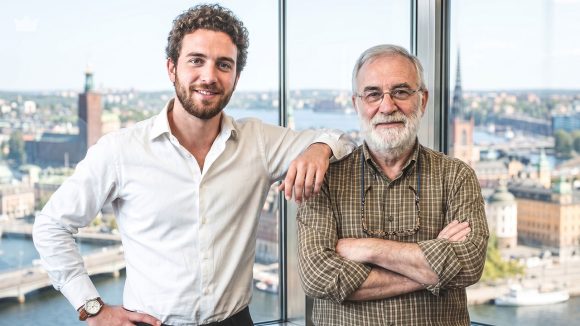 Far och son på kontor med utsikt över Stockholm i bakgrunden. Foto: Gemini