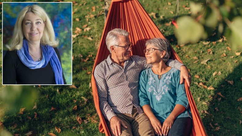 Annika Creutzer, journalist infälld i bilden med två seniorer som ligger i en hammock.